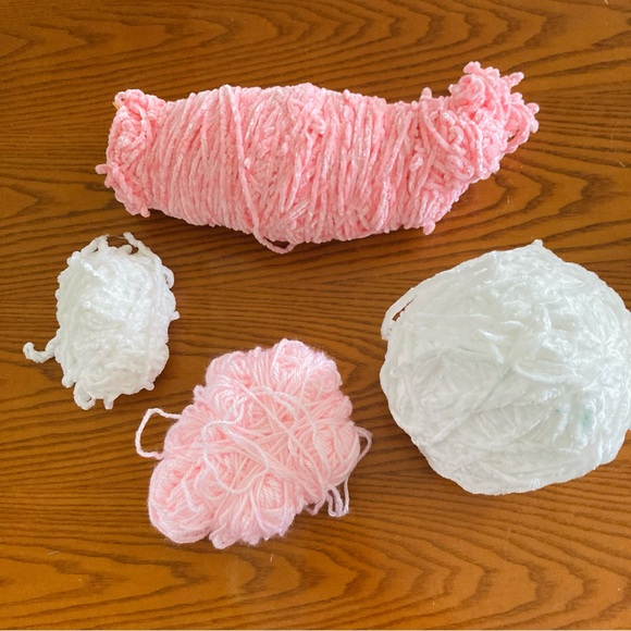 ❤️‍🔥 (5/20) Bernat Yarnspiration Velvet White and Pink Yarn - Picture 1 of 6